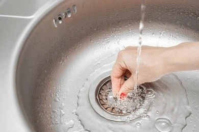 cleaning smelly kitchen sink drain running water Oklahoma City plumbing.